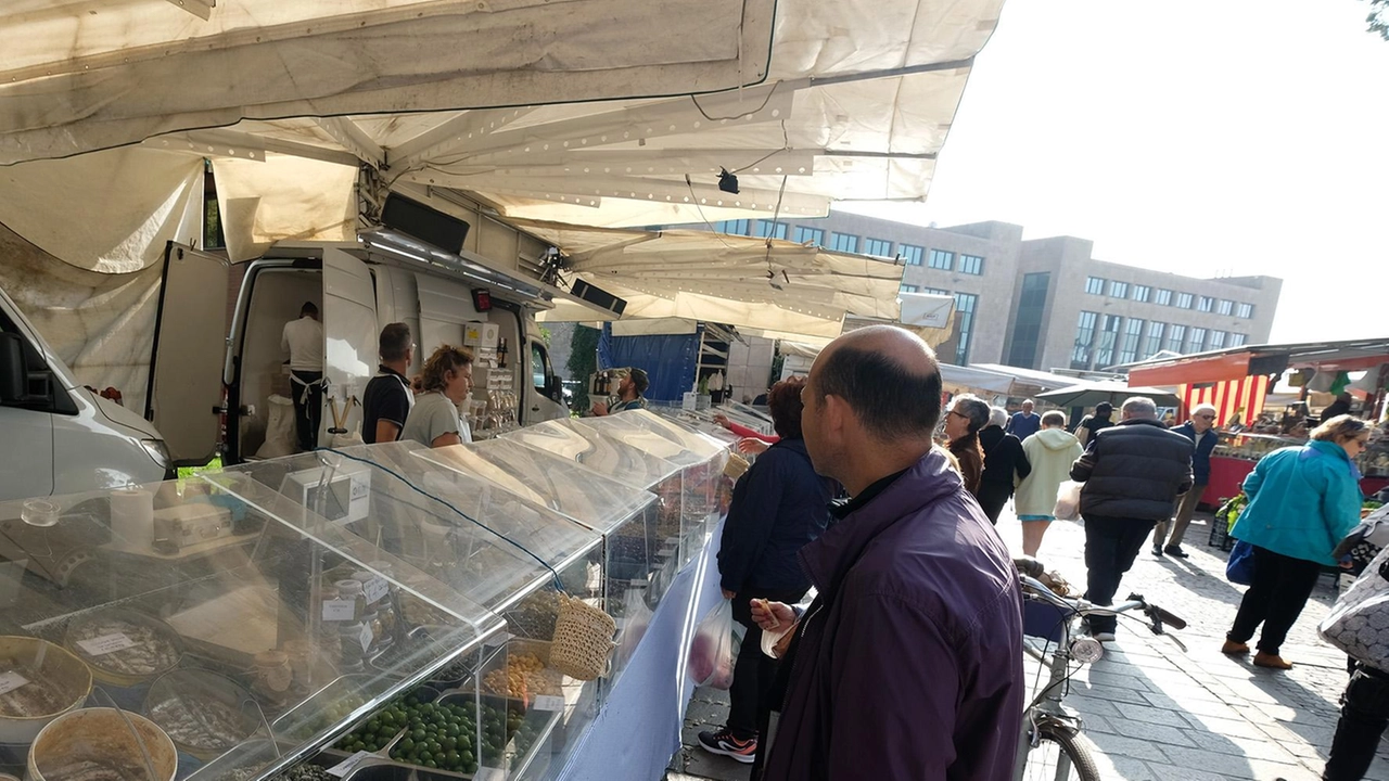 Dopo un mese scarso di attesa e un trasferimento temporaneo in via Pellettier, i mercati cittadini tornano nella loro sede... Dopo un mese scarso di attesa e un trasferimento temporaneo in via Pellettier, i mercati cittadini tornano nella loro sede...