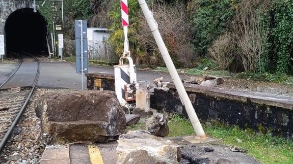La ferrovia interrotta a Verceia da una frana che ieri mattina si è abbattuta sulla strada dei Cavalli