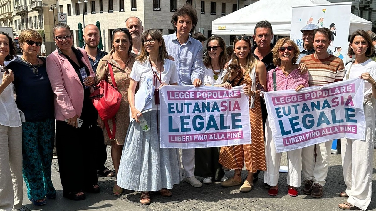 Il lancio della raccolta firme per la legge sul fine vita a Milano Il lancio della raccolta firme per la legge sul fine vita a Milano