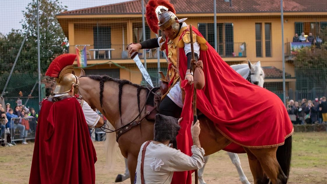 Dai ragazzi dell’oratorio a negozianti e artigiani: oltre cento figuranti portano in scena il gesto del soldato che nel 334 dopo Cristo tagliò il suo mantello per donarlo a un povero. Dai ragazzi dell’oratorio a negozianti e artigiani: oltre cento figuranti portano in scena il gesto del soldato che nel 334 dopo Cristo tagliò il suo mantello per donarlo a un povero.