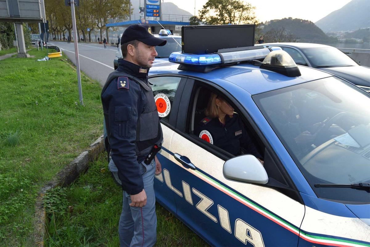 como tradito dal nervosismo durante un controllo in auto trovato un barattolo pieno di dosi di cocaina