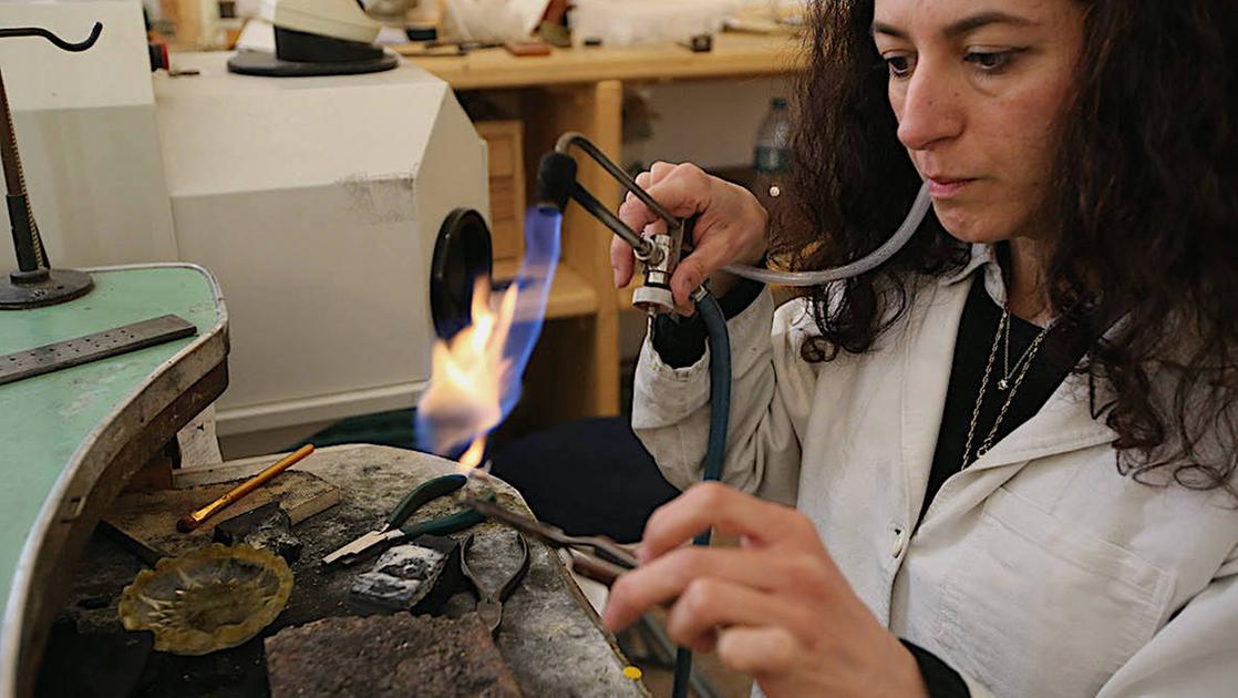 la storia nascosta in un gioiello ecco le creazioni su misura di emma pizzigalli l orafa monzese è una personal goldsmith