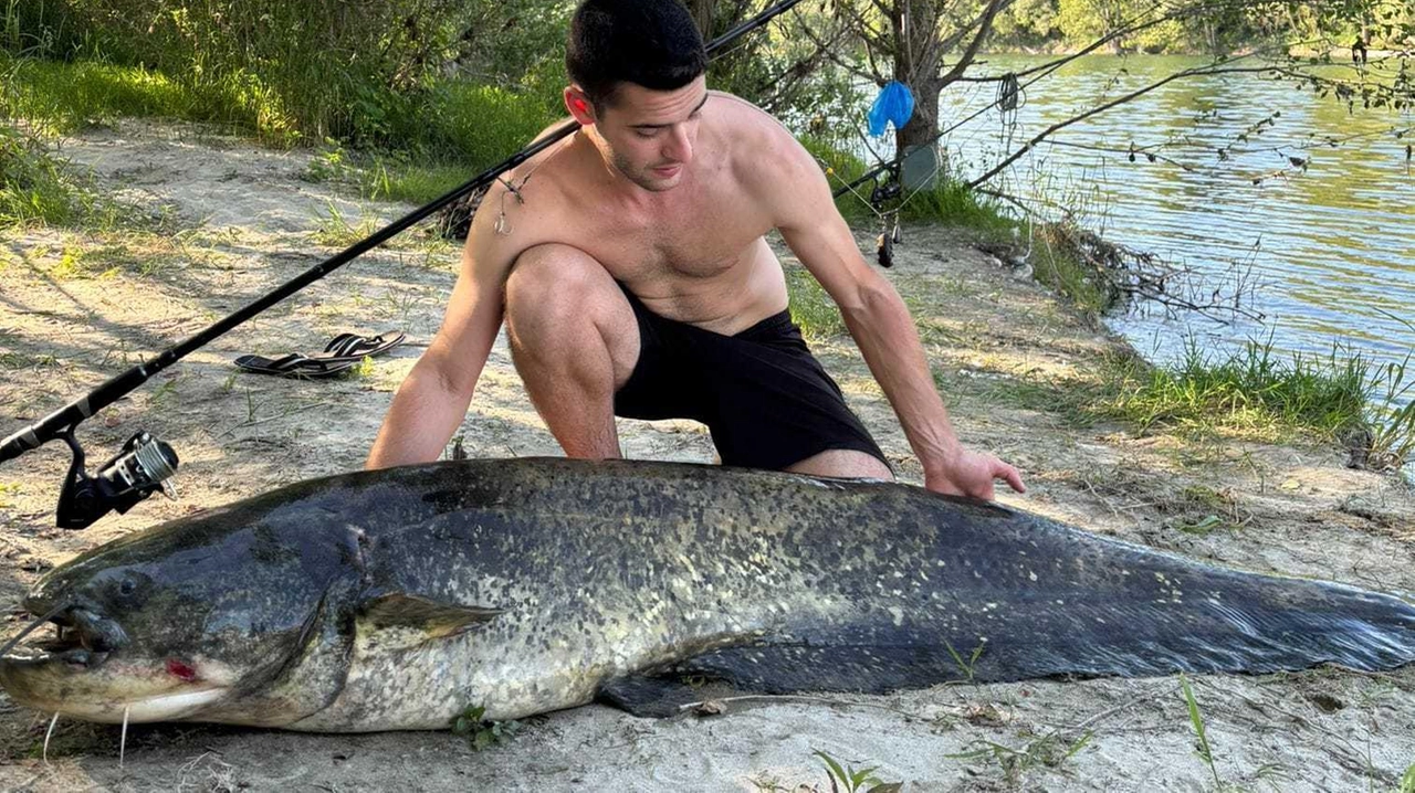 Mattia Ferrari con il siluro gigante Mattia Ferrari con il siluro gigante