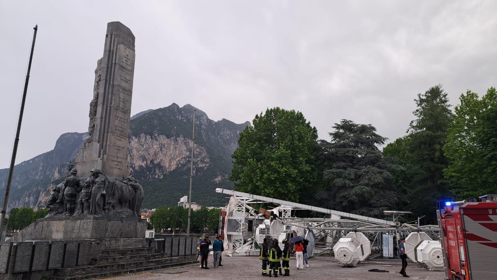 Maltempo a Lecco, crolla la ruota panoramica: terrore sul lungolago