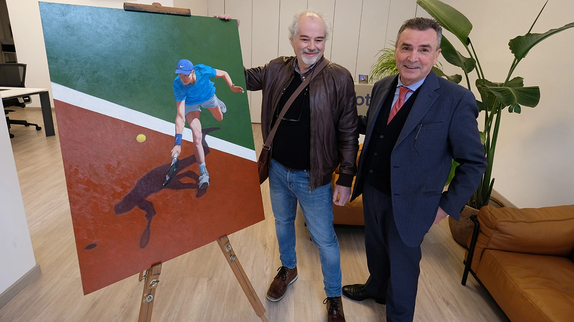 Paolo Monga e il suo quadro dedicato a Jannik Sinner con Corrado Catania cotitolare di Totem Immobiliare