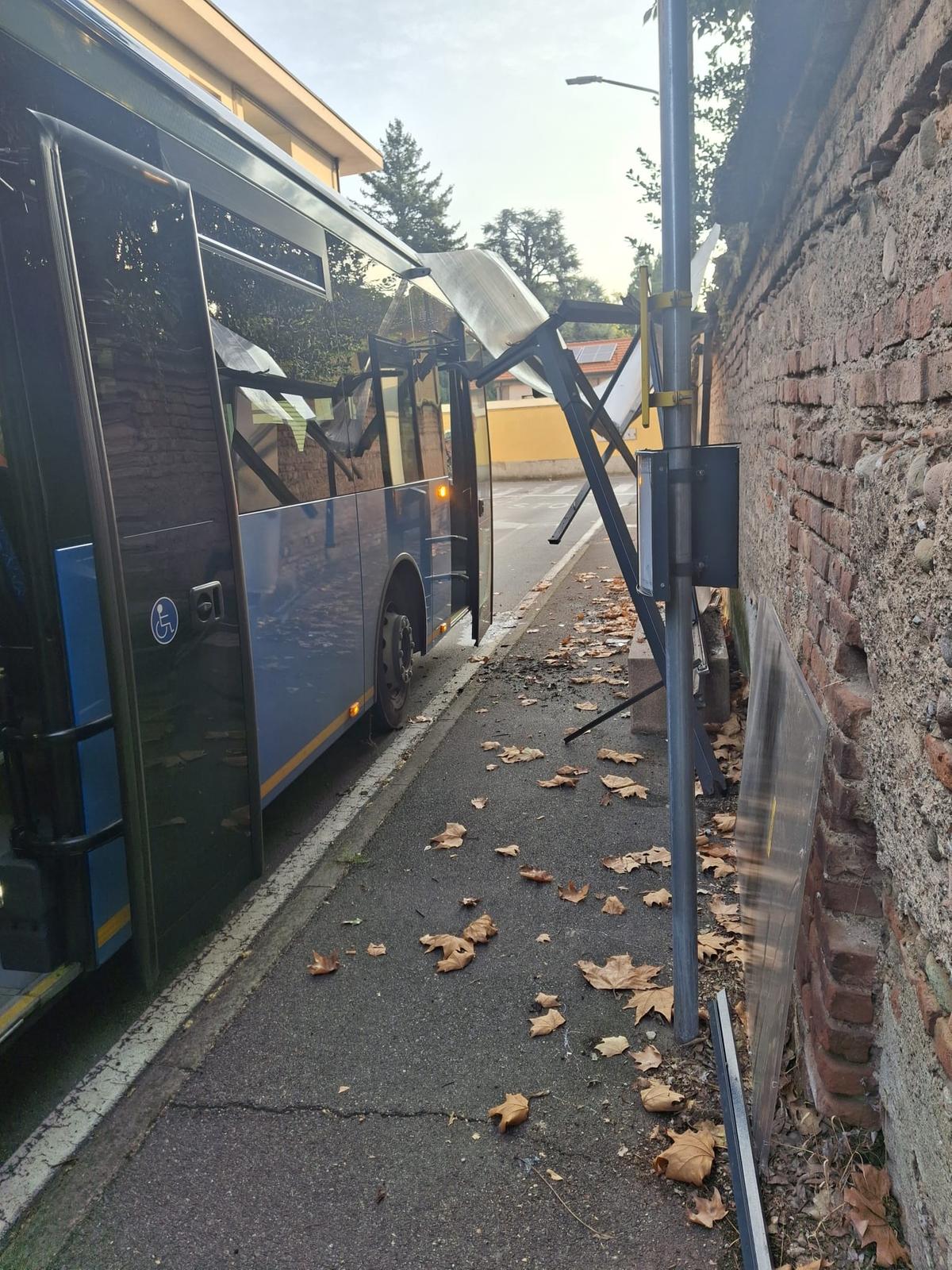 Paura alla fermata del bus a Busto Garolfo. Pullman travolge una pensilina, che crolla su un ragazzo