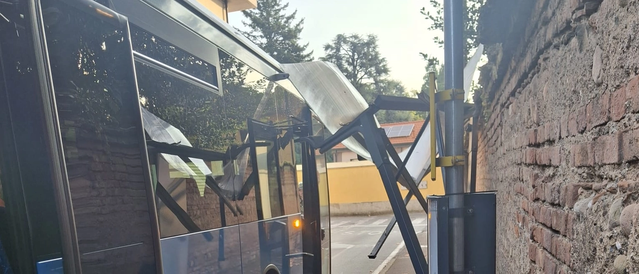 Paura alla fermata del bus a Busto Garolfo. Pullman travolge una pensilina, che crolla su un ragazzo
