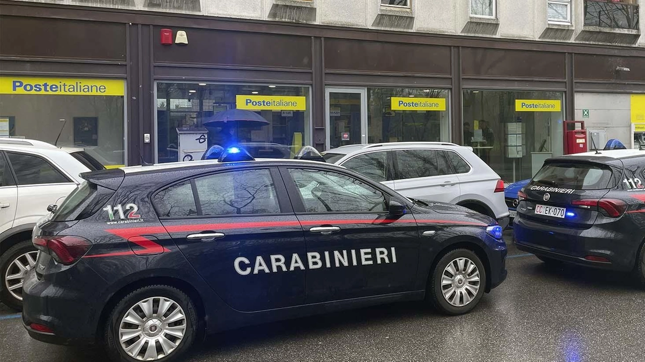 Carabinieri di fronte a una sede delle Poste (Foto d'archivio) Carabinieri di fronte a una sede delle Poste (Foto d'archivio)