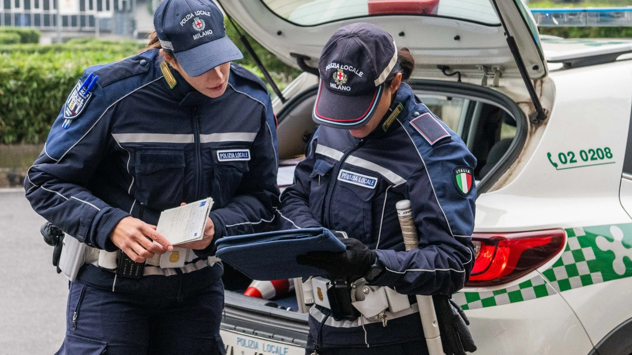 Le urla e le richieste d'aiuto della donna hanno richiamato l'attenzione di una pattuglia della Polizia locale Le urla e le richieste d'aiuto della donna hanno richiamato l'attenzione di una pattuglia della Polizia locale