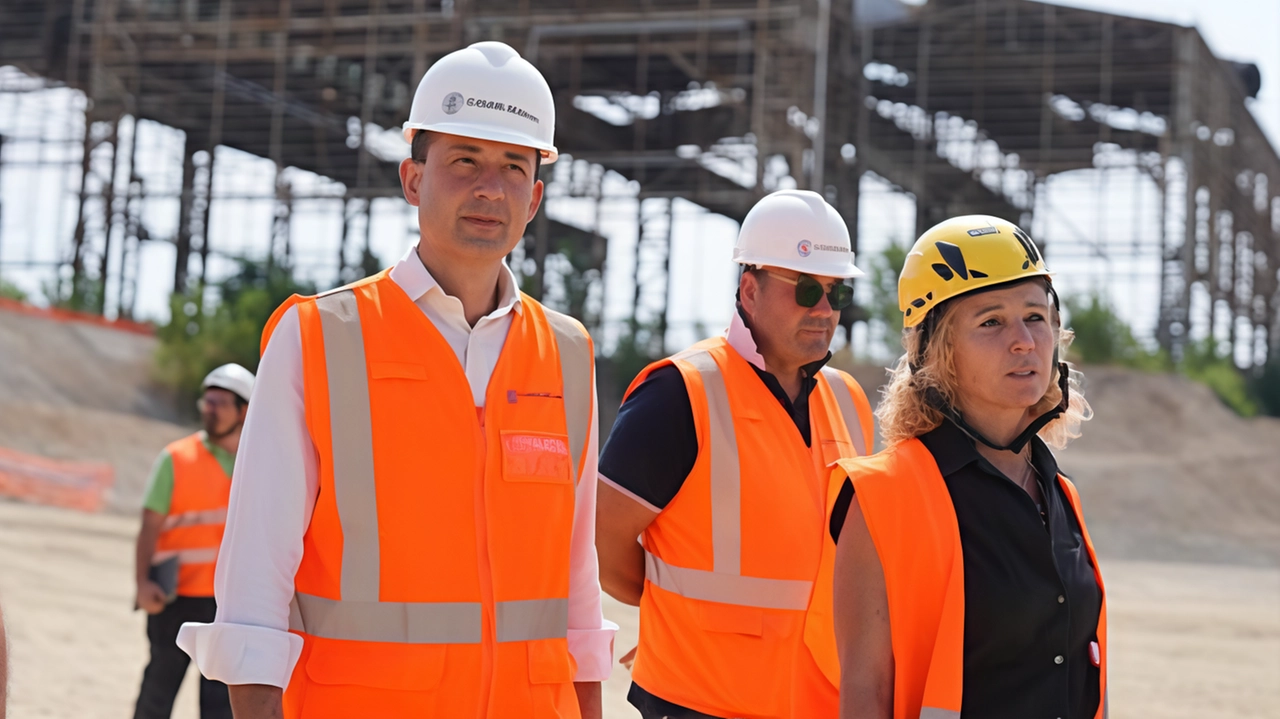 Il sindaco Di Stefano ha effettuato un sopralluogo al cantiere durante la posa dei primi pezzi che andranno a costituire il basamento dell’ospedale Il sindaco Di Stefano ha effettuato un sopralluogo al cantiere durante la posa dei primi pezzi che andranno a costituire il basamento dell’ospedale