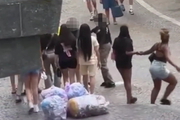 Fotogramma video di una delle risse tra ragazze in centro a Lecco
