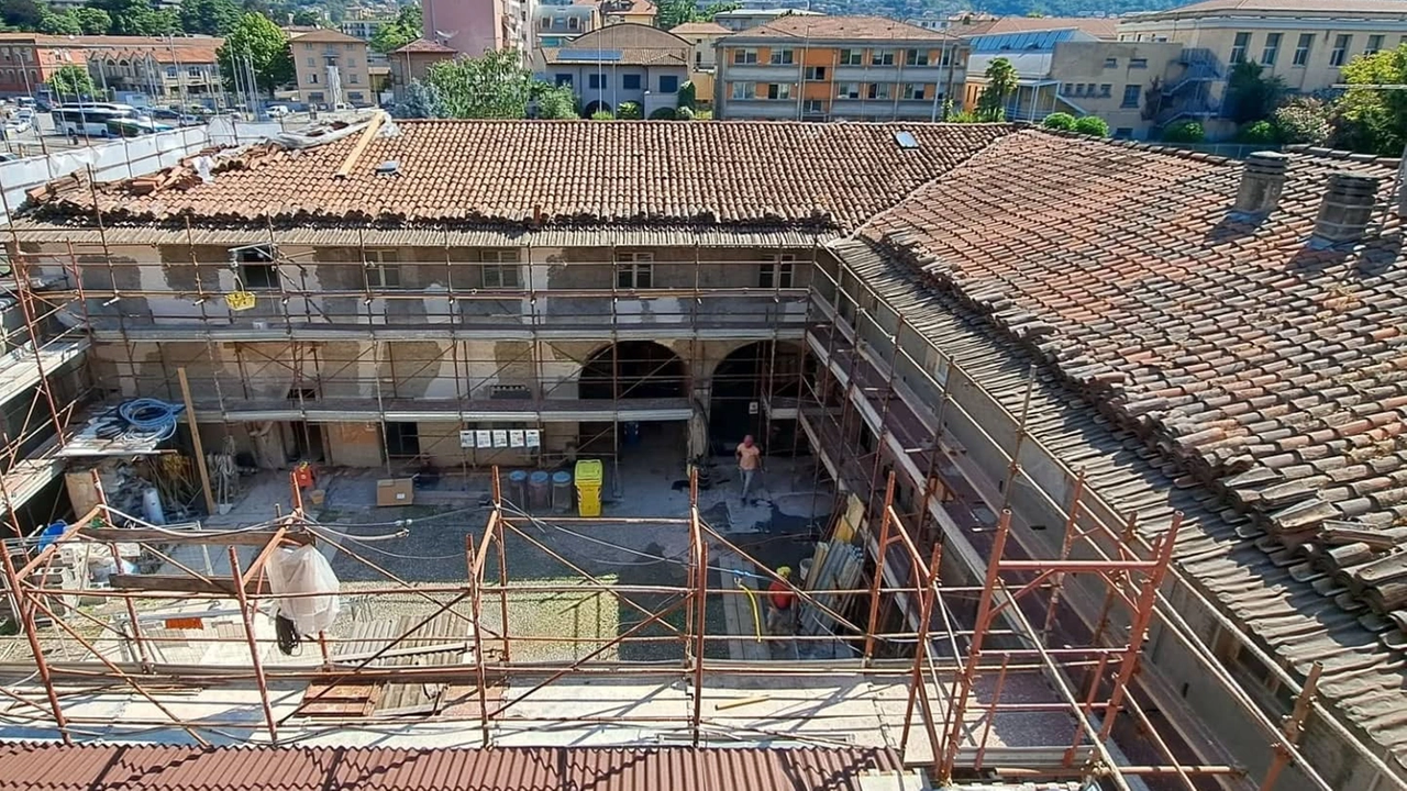 Il cantiere in Villa Manzoni dove sono in corso opere di consolidamento strutturale di restauro e per creare nuove funzioni Lo stanziamento per i lavori è stato di oltre quattro milioni di euro