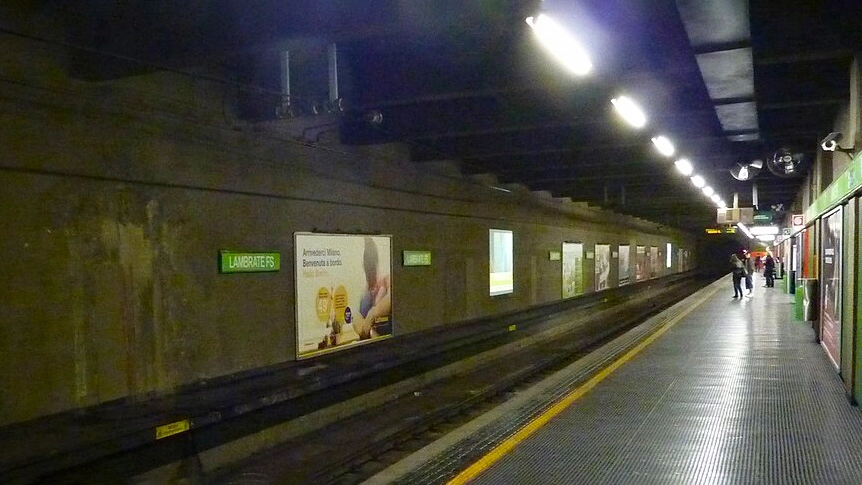 I binari della stazione della metropolitana di Lambrate a Milano