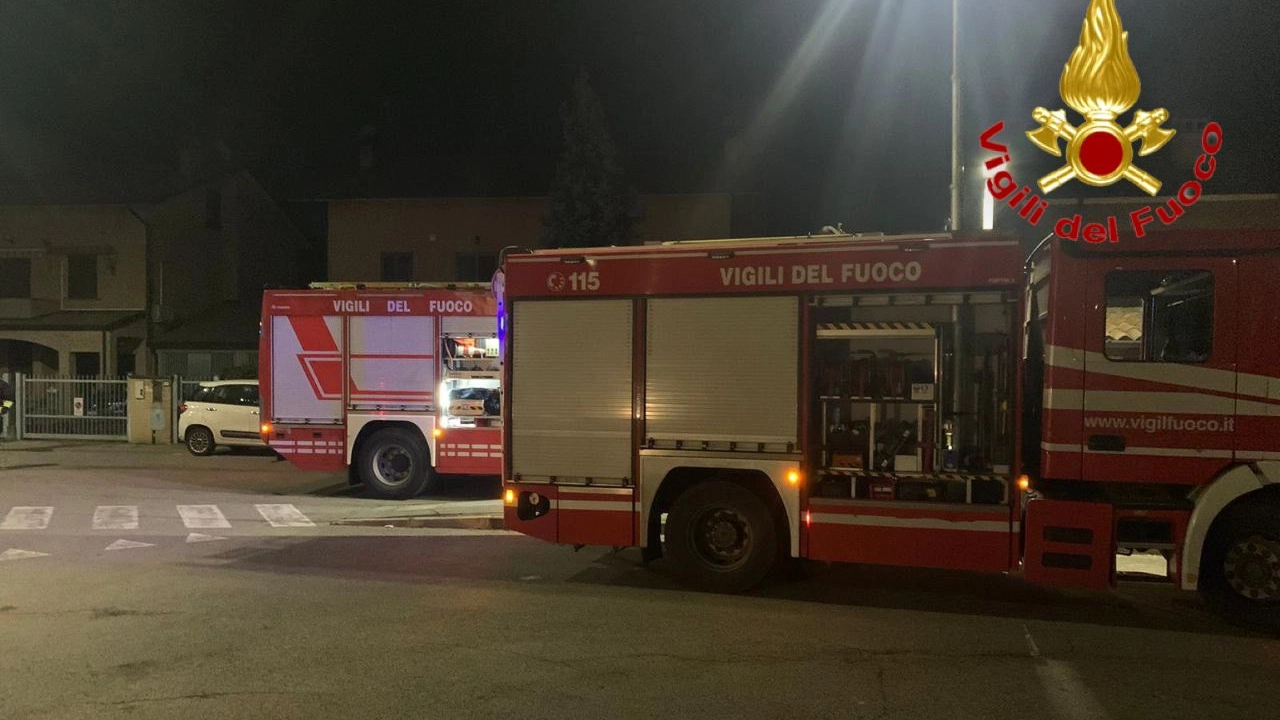 I vigili del fuoco hanno liberato i due operai circondati da muri di schiuma I vigili del fuoco hanno liberato i due operai circondati da muri di schiuma