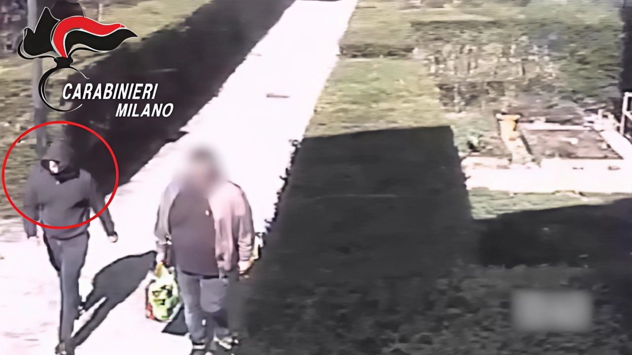 Un frame del video della fuga di Uss dagli arresti domiciliari di Basiglio Un frame del video della fuga di Uss dagli arresti domiciliari di Basiglio