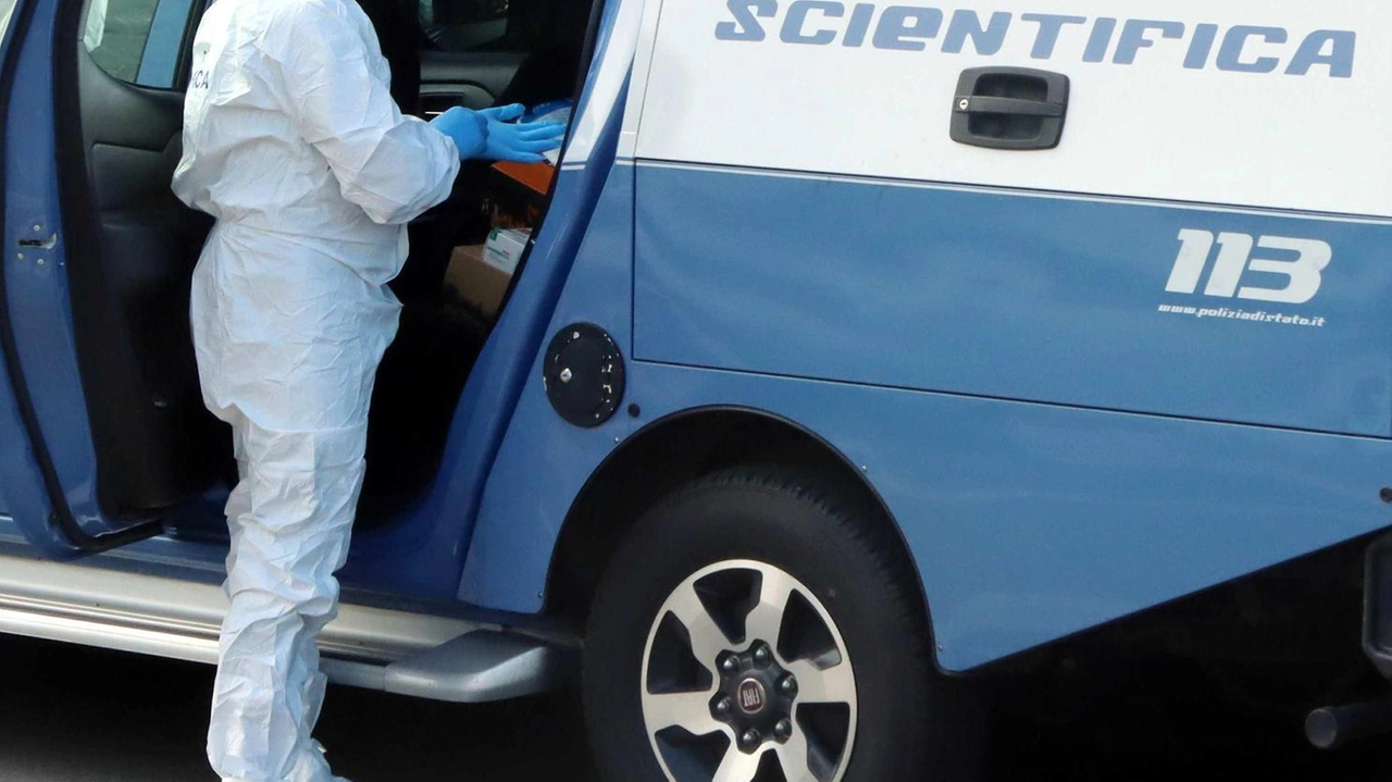 Ritrovato cadavere in decomposizione a Milano, presunto suicidio di un clochard. Polizia e vigili del fuoco sul posto per le indagini. Ritrovato cadavere in decomposizione a Milano, presunto suicidio di un clochard. Polizia e vigili del fuoco sul posto per le indagini.