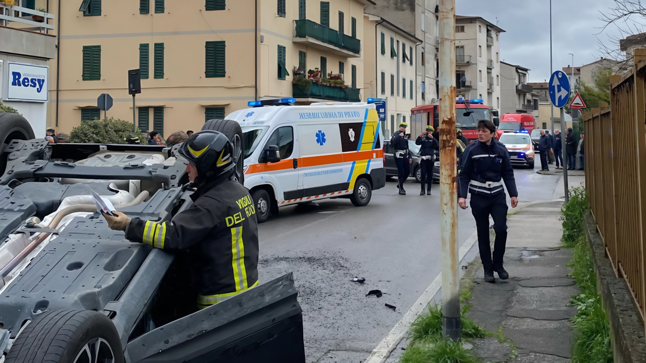 L’auto cappottata e i soccorsi in via dell’Alberaccio L’auto cappottata e i soccorsi in via dell’Alberaccio