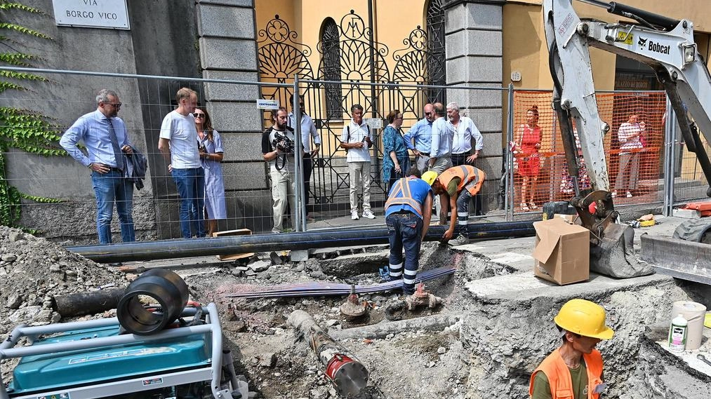 Il cantiere per rifare la rete idrica a Borgovico, Como, è in anticipo rispetto ai tempi previsti grazie alla professionalità di Lereti. L'azienda punta a ridurre le perdite idriche per ottenere una promozione nella classifica nazionale. Il cantiere per rifare la rete idrica a Borgovico, Como, è in anticipo rispetto ai tempi previsti grazie alla professionalità di Lereti. L'azienda punta a ridurre le perdite idriche per ottenere una promozione nella classifica nazionale.