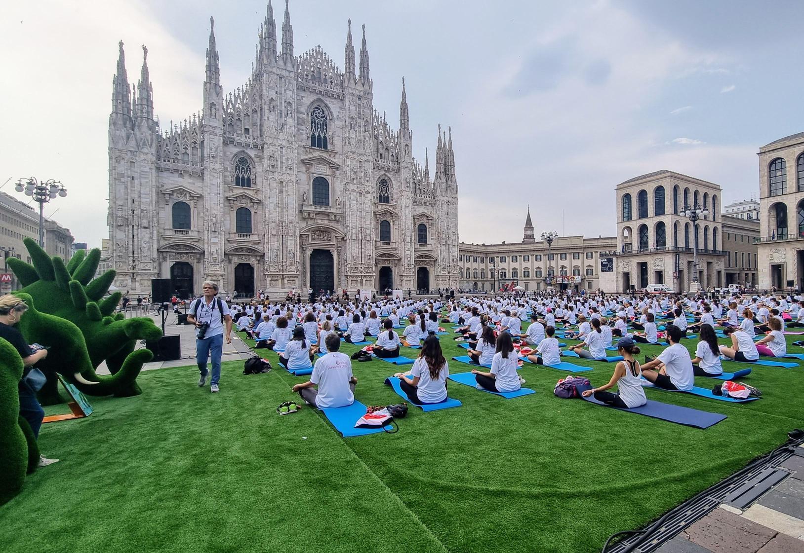 un prato verde in piazza duomo yoga rigenarativo per 600 survivor