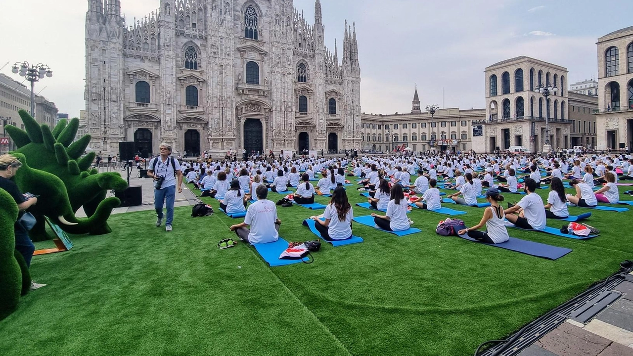 Oltre seicento persone oggi hanno partecipato ieri alla seduta di yoga in piazza Duomo (nella foto) per il Cancer Survivors... Oltre seicento persone oggi hanno partecipato ieri alla seduta di yoga in piazza Duomo (nella foto) per il Cancer Survivors...
