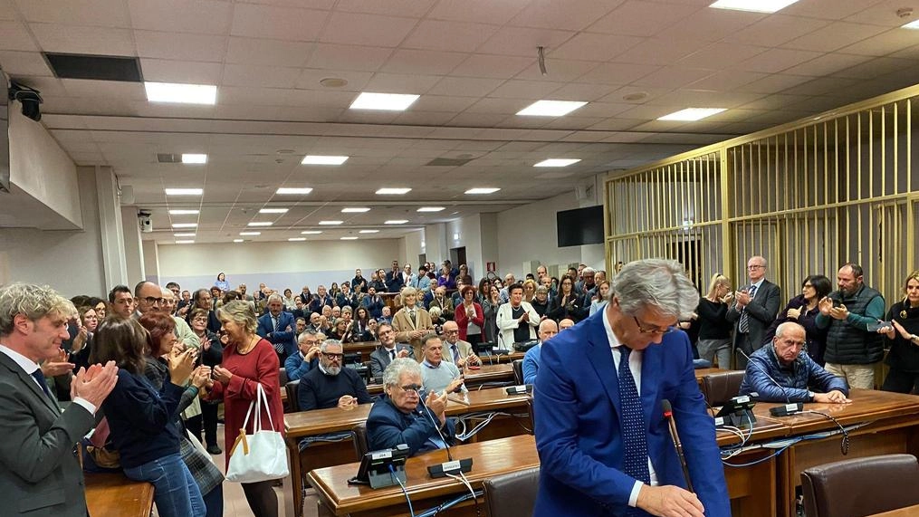 A Como, commovente momento di ricordo per il sostituto procuratore Mariano Fadda, scomparso un anno fa. Emozionanti testimonianze e partecipazione numerosa in aula. A Como, commovente momento di ricordo per il sostituto procuratore Mariano Fadda, scomparso un anno fa. Emozionanti testimonianze e partecipazione numerosa in aula.