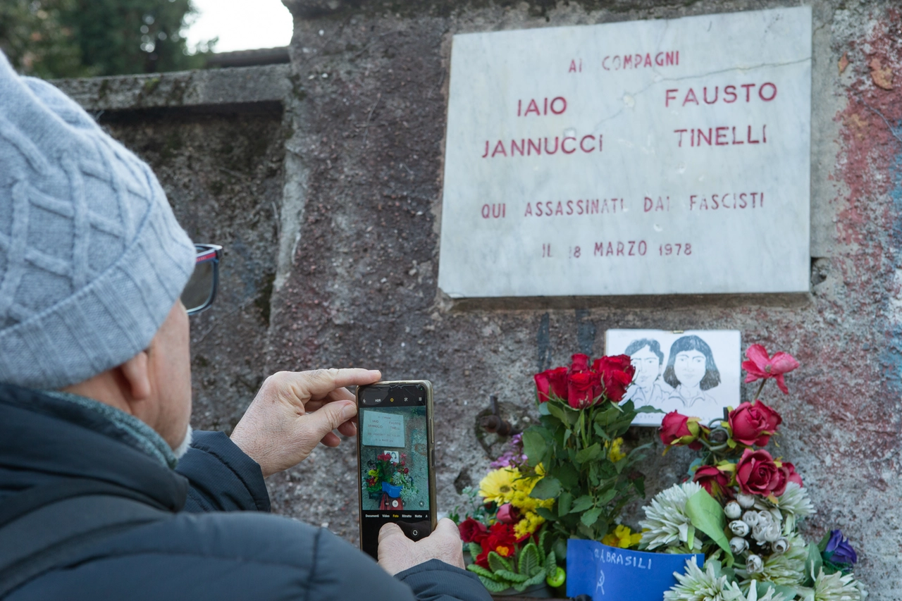 La targa in memoria dei due militanti di sinistra