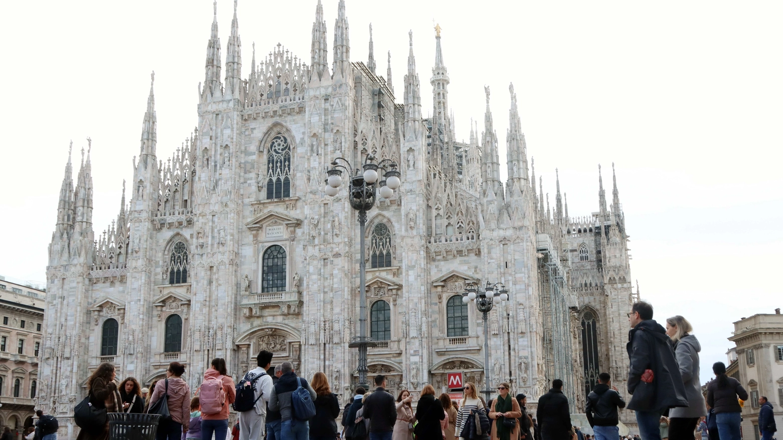 La lunga fila di turisti fuori dal Duomo a Milano