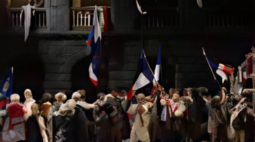 Sul palco del "Grande" di Brescia torna dopo vent'anni Andrea Chénier di Giordano, coproduzione che coinvolge teatri lombardi e toscani. Un dramma storico ispirato alla Rivoluzione francese. Sul palco del "Grande" di Brescia torna dopo vent'anni Andrea Chénier di Giordano, coproduzione che coinvolge teatri lombardi e toscani. Un dramma storico ispirato alla Rivoluzione francese.