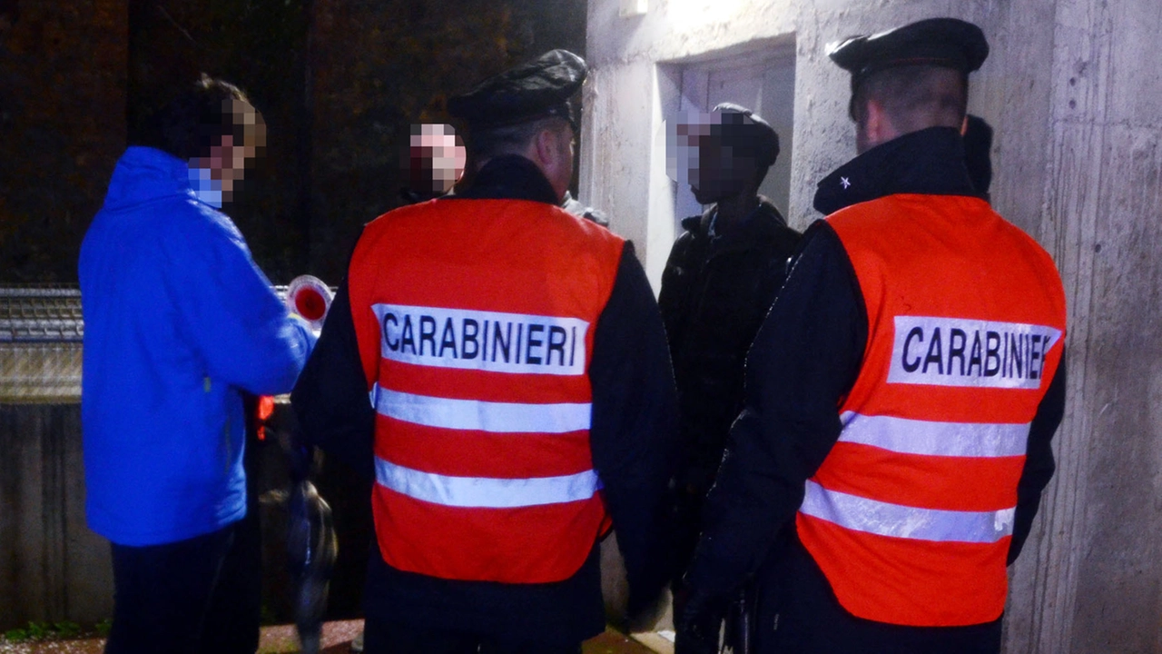I carabinieri sono alla ricerca del responsabile anche attraverso le immagini delle telecamere presenti nella zona I carabinieri sono alla ricerca del responsabile anche attraverso le immagini delle telecamere presenti nella zona