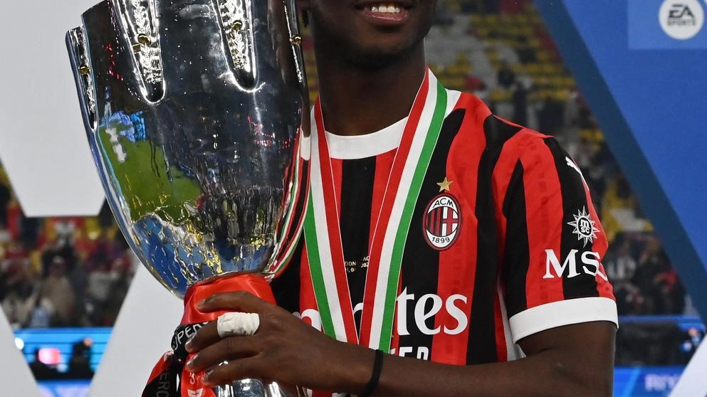 Il milanista Chaka Traorè qui festeggia sorridente la vittoria in Supercoppa a Riyad con la prima squadra Il milanista Chaka Traorè qui festeggia sorridente la vittoria in Supercoppa a Riyad con la prima squadra