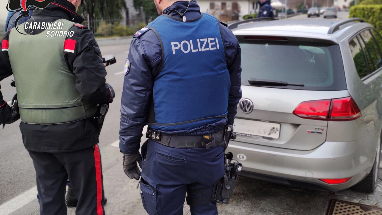 L'auto su cui viaggiavano i tre in fuga L'auto su cui viaggiavano i tre in fuga