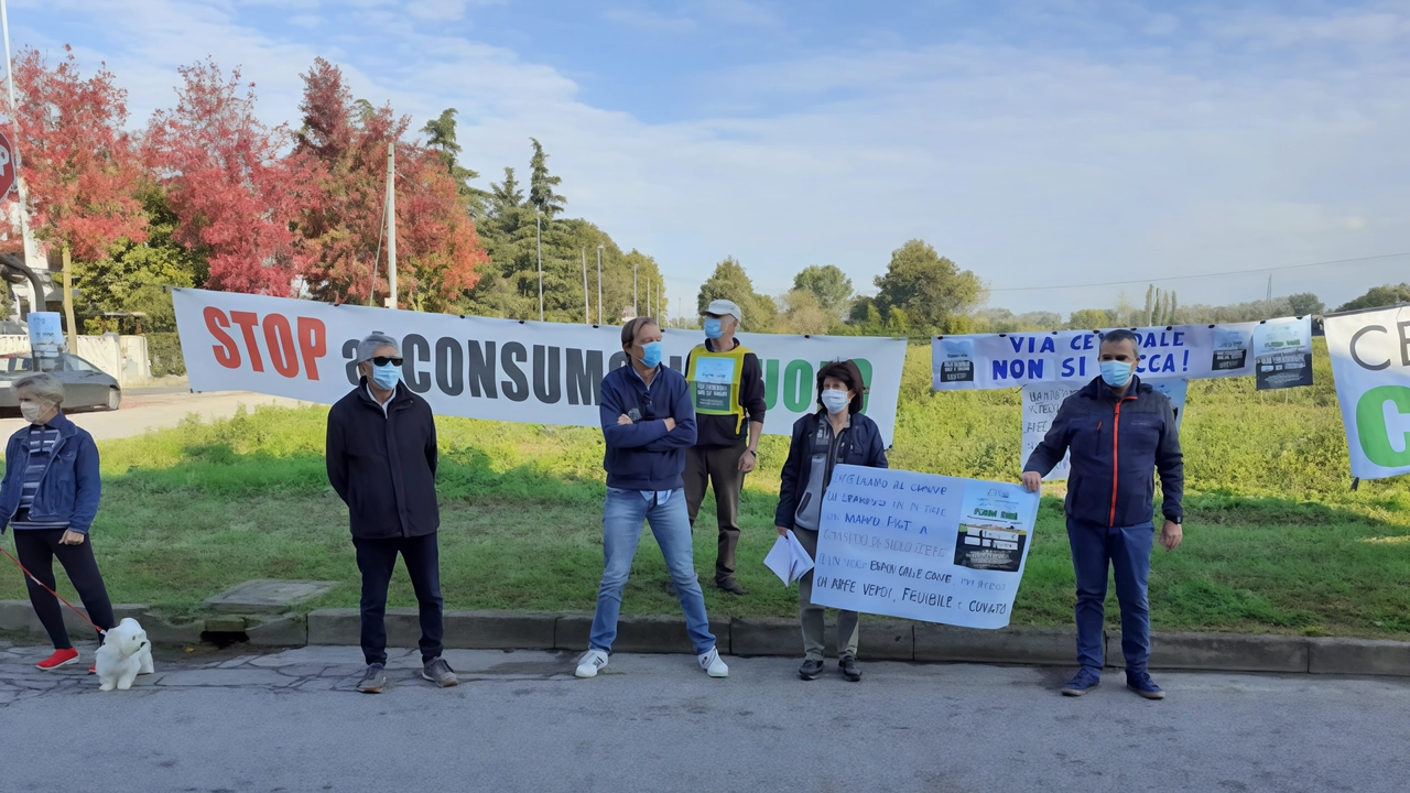 Il comitato che protesta contro le nuove costruzioni sui terreni agricoli Il comitato che protesta contro le nuove costruzioni sui terreni agricoli