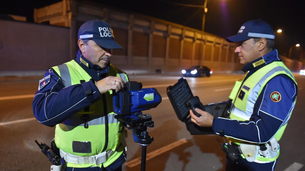 Gli agenti della polizia locale di Legnano impegnati durante. i controlli Gli agenti della polizia locale di Legnano impegnati durante. i controlli