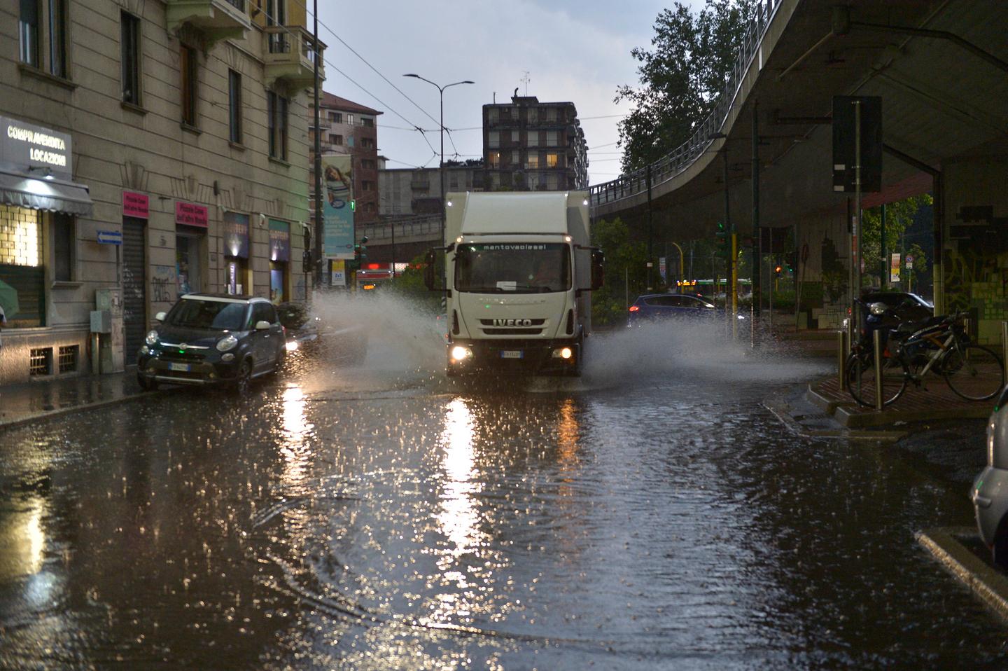 Bomba d’acqua su Milano: nubifragio con raffiche di vento e fulmini. In pochi instanti l’inferno Bomba d’acqua su Milano: nubifragio con raffiche di vento e fulmini. In pochi instanti l’inferno