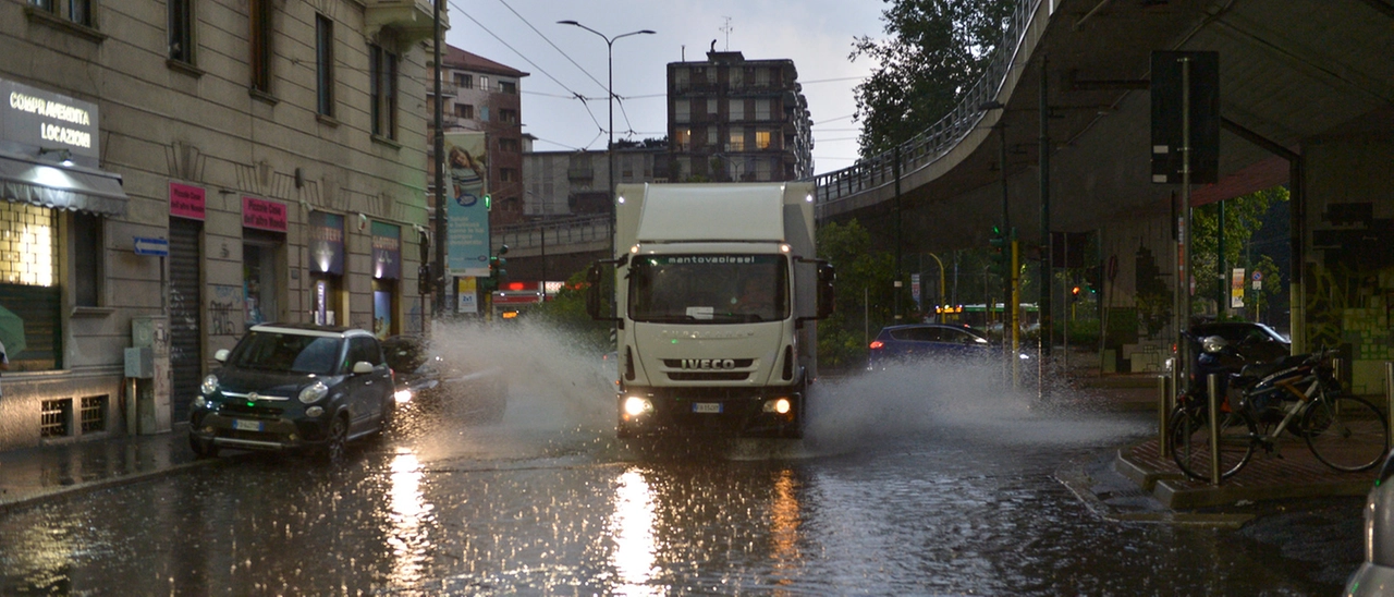 Bomba d’acqua su Milano: nubifragio con raffiche di vento e fulmini. In pochi instanti l’inferno