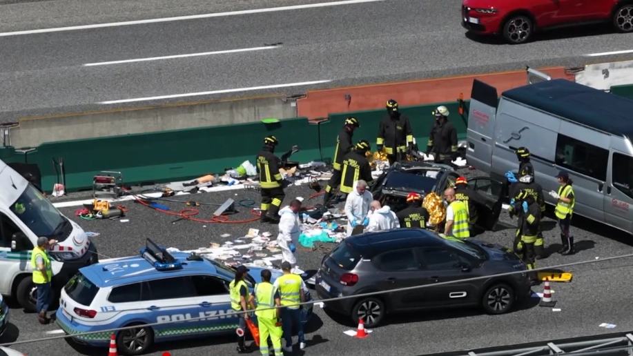 Incidente sull’A4 Milano-Torino: 4 morti e una ferita gravissima (Frame video LocalTeam) Incidente sull’A4 Milano-Torino: 4 morti e una ferita gravissima (Frame video LocalTeam)