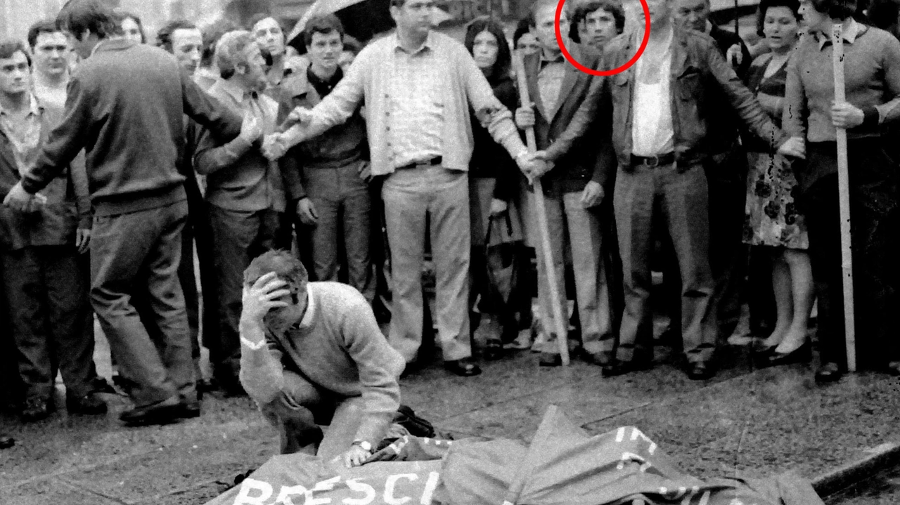 Un'immagine dei momenti successivi alla strage di piazza della Loggia, il 28 maggio 1974. Tra le persone dietro il cordone di sicurezza si riconosce Marco Toffaloni (nel cerchietto)
