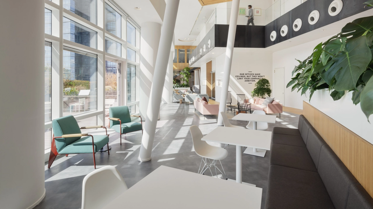 O espaço de coworking e smartworking Gae Aulenti, do grupo Iwg, na praça de mesmo nome no coração de Milão