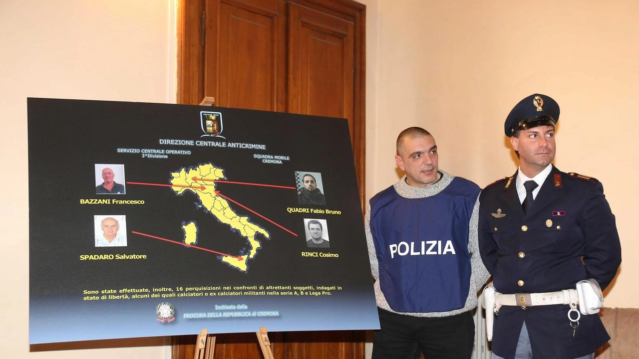 La Gdf di Milano arresta cinque indagati per scommesse clandestine, coinvolti anche calciatori di Serie A come Fagioli e Tonali. La Gdf di Milano arresta cinque indagati per scommesse clandestine, coinvolti anche calciatori di Serie A come Fagioli e Tonali.