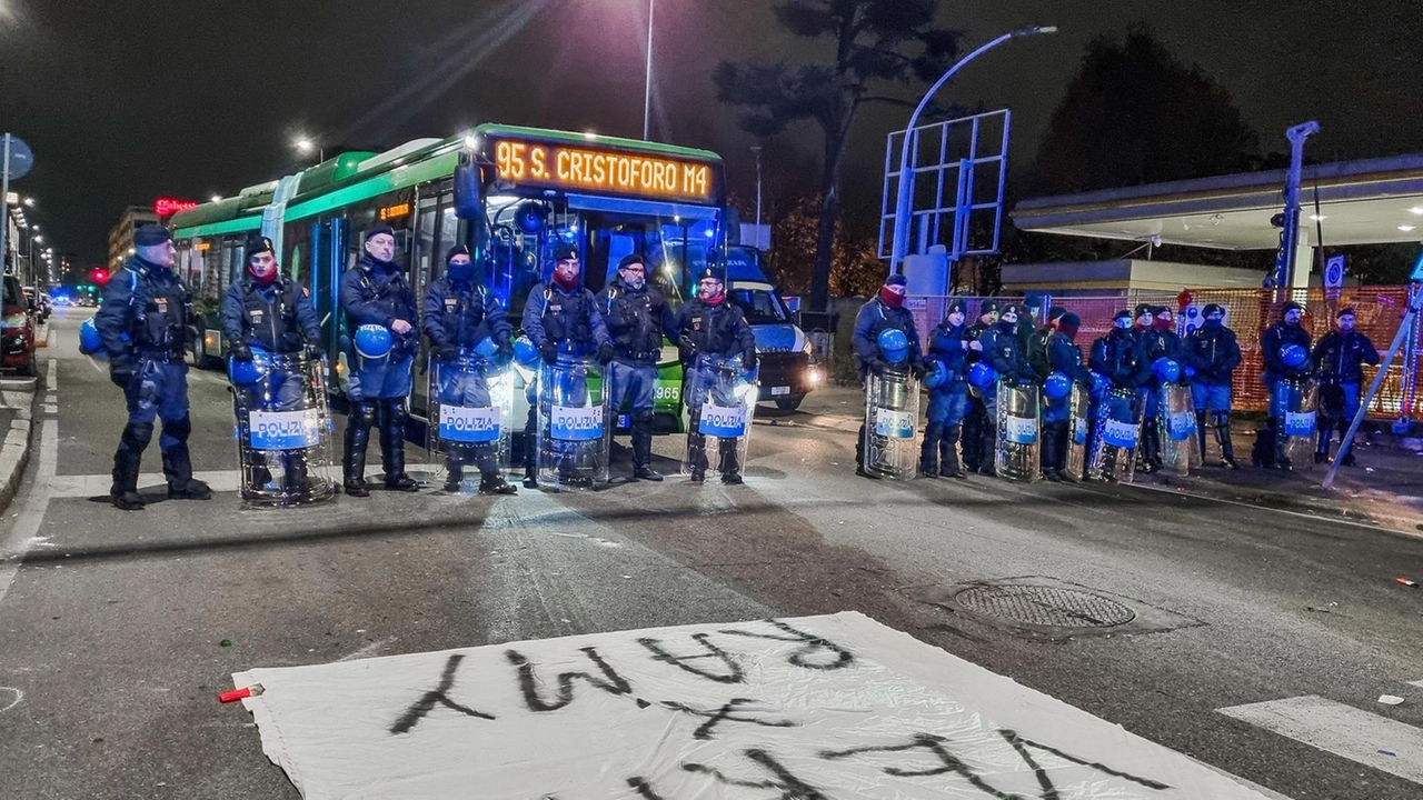 Lo scooter sgasa a un controllo dei carabinieri, folle corsa: il ragazzo cade e non ha scampo. Arrestato il conducente senza patente. Gli amici protestano: panico tra vandalismi e incidenti. Lo scooter sgasa a un controllo dei carabinieri, folle corsa: il ragazzo cade e non ha scampo. Arrestato il conducente senza patente. Gli amici protestano: panico tra vandalismi e incidenti.