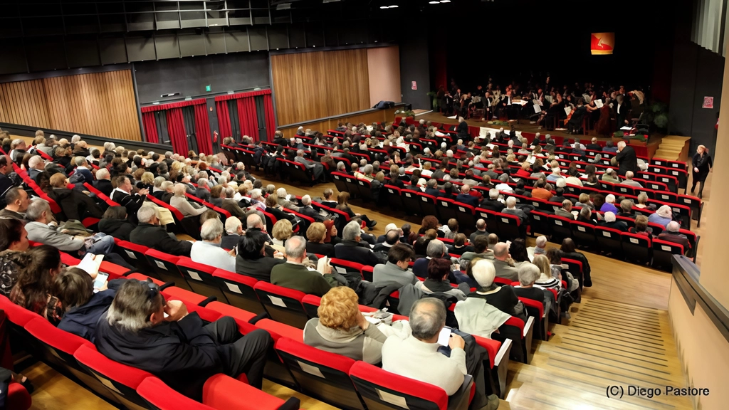 La sala teatrale ha ricevuto importanti migliorie: il rifacimento di corde, luci e scenografie e la levigatura del palco La sala teatrale ha ricevuto importanti migliorie: il rifacimento di corde, luci e scenografie e la levigatura del palco