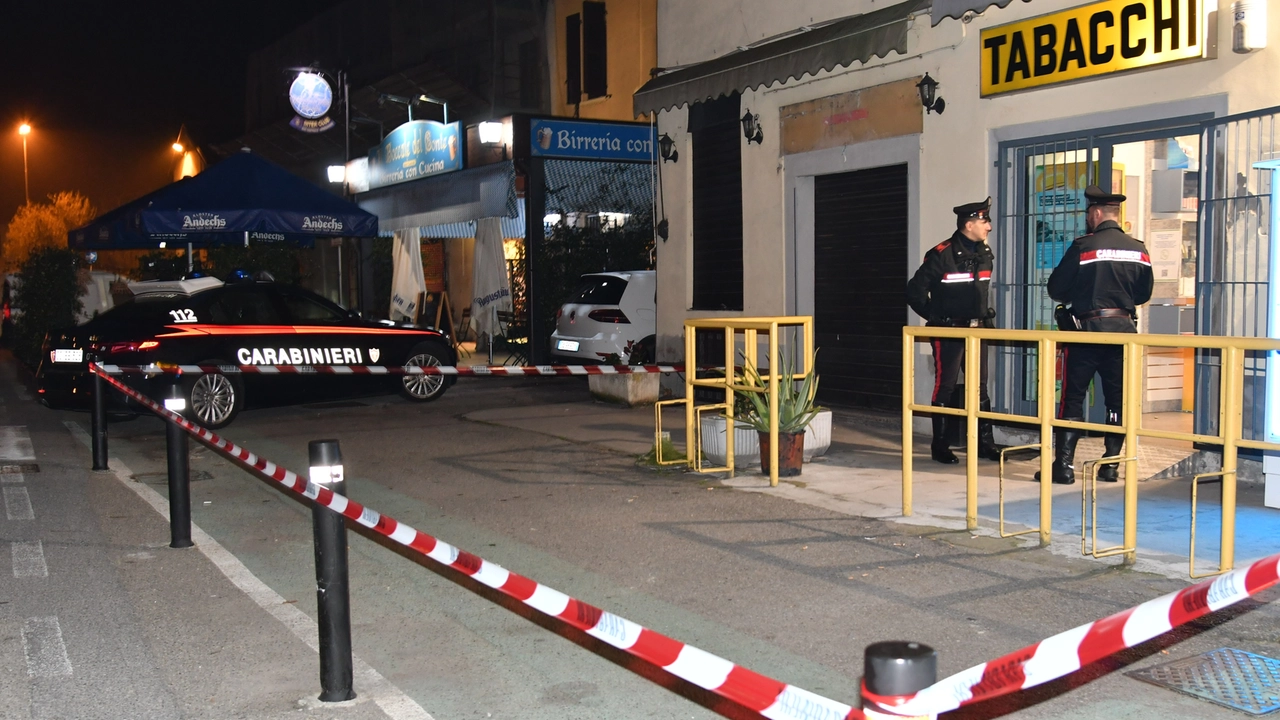 I carabinieri davanti alla tabaccheria presa di mira dai malviventi I carabinieri davanti alla tabaccheria presa di mira dai malviventi