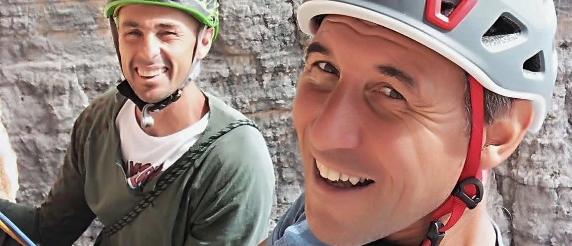Cristian Brenna (a destra) impegnato in parete con un amico