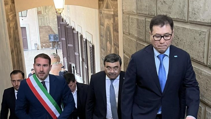 Il sindaco Ghilardi con gli ospiti kazaki Il sindaco Ghilardi con gli ospiti kazaki