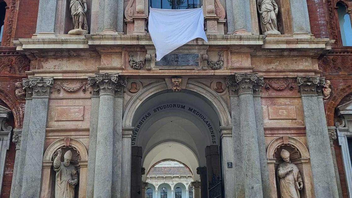 In città “50mila sudari per Gaza“. Drappi in Comune e alla Statale. E la Brigata ebraica attacca Sala