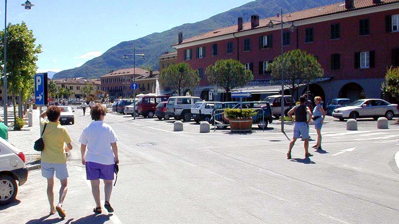 Uno scorcio del paese di Colico conteso tra due province Uno scorcio del paese di Colico conteso tra due province