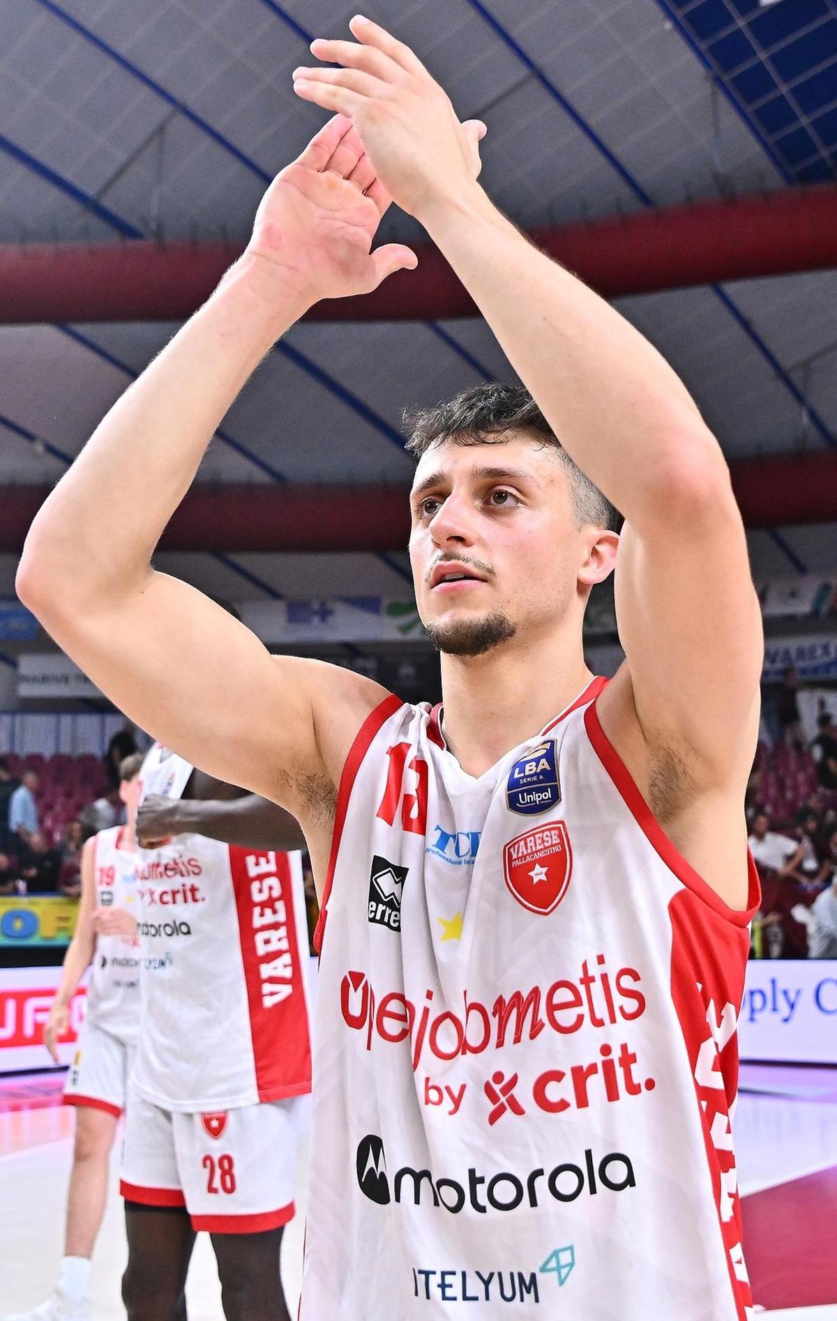 L’allenamento a porte aperte. Applausi nella Basket City. Tifosi e atleti si incontrano L’allenamento a porte aperte. Applausi nella Basket City. Tifosi e atleti si incontrano