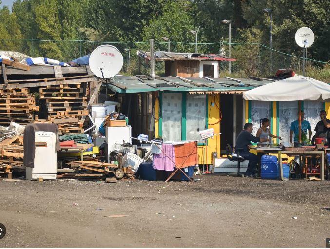 Il buco nero di via Chiesa Rossa, il campo nomadi verso la chiusura: “Via entro il 30 settembre”