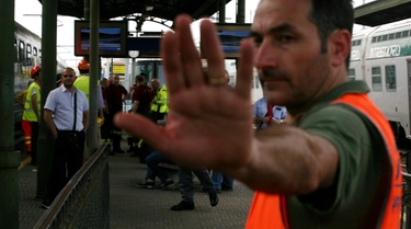 Milano, poliziotto Christian Di Martino accoltellato alla stazione di Lambrate: è in fin di vita. I pm: aggressore è estremamente pericoloso