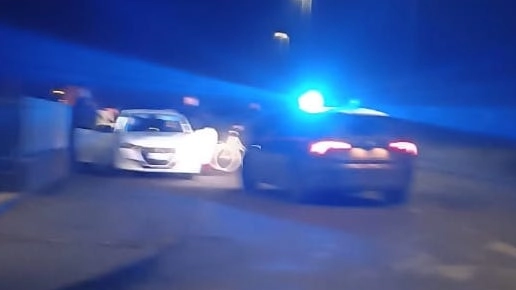 L’auto fermata dai carabinieri L’auto fermata dai carabinieri